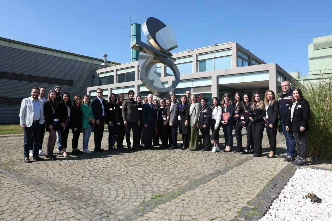 Başkan Bozbey’den kadın emekçilerine anlamlı ziyaret Başkan Bozbey’den kadın emekçilerine anlamlı ziyaret