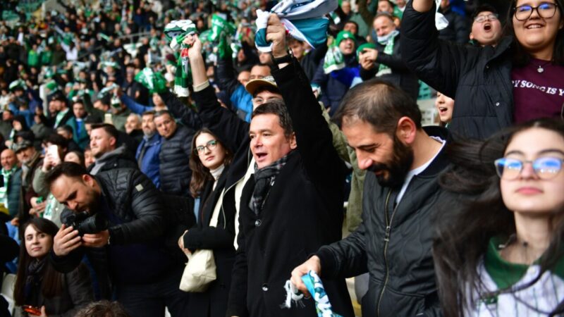 Başkan Aydın çocuklarla Bursaspor coşkusunu paylaştı Osmangazi Belediyesi, Yenibağlar, Hamzabey ve Muradiye mahallelerinden 100 çocuğa, hayatlarında