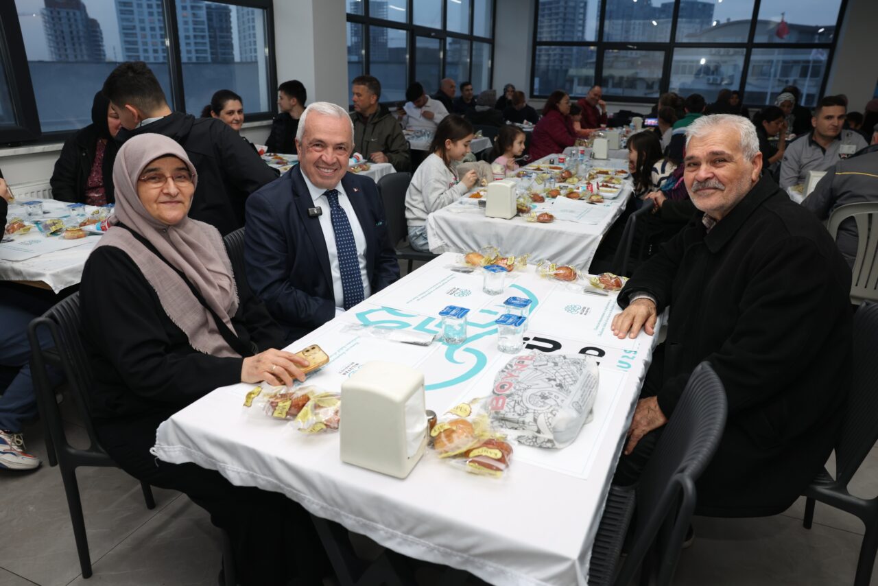 Bursa’da Başkan Özdemir, vatandaşlarla iftarda buluştu