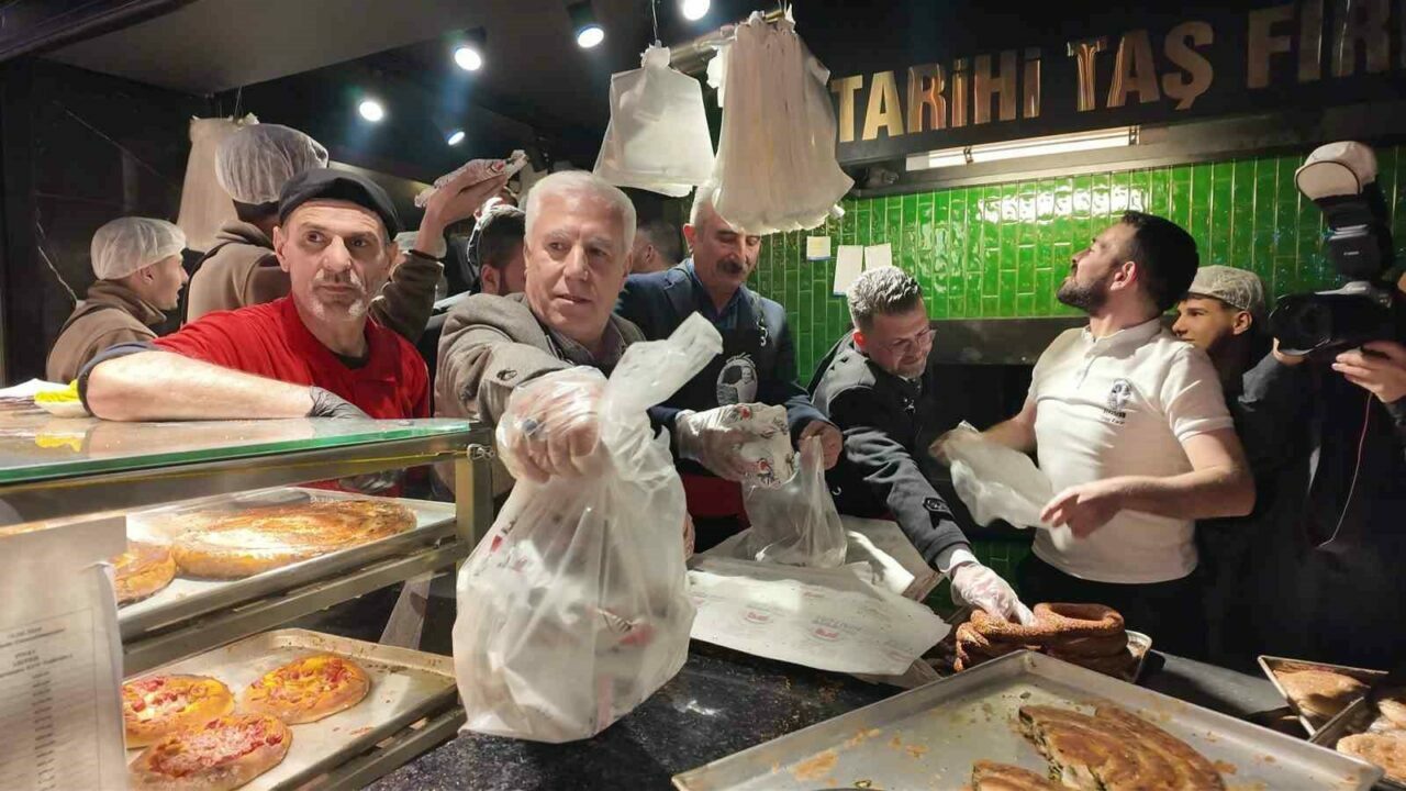 Başkan Mustafa Bozbey tarihi alanda tahinli pide ve simit dağıttı