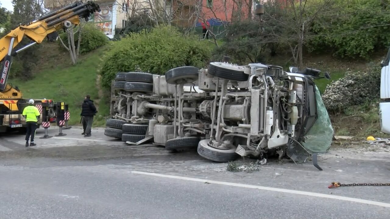 Beton mikseri devrildi Beton mikseri devrildi