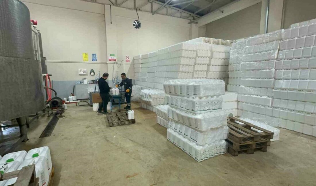 Bursa Büyükşehir Belediyesinin çiftçilere yüzde 50 indirimle sunduğu sıvı gübreler