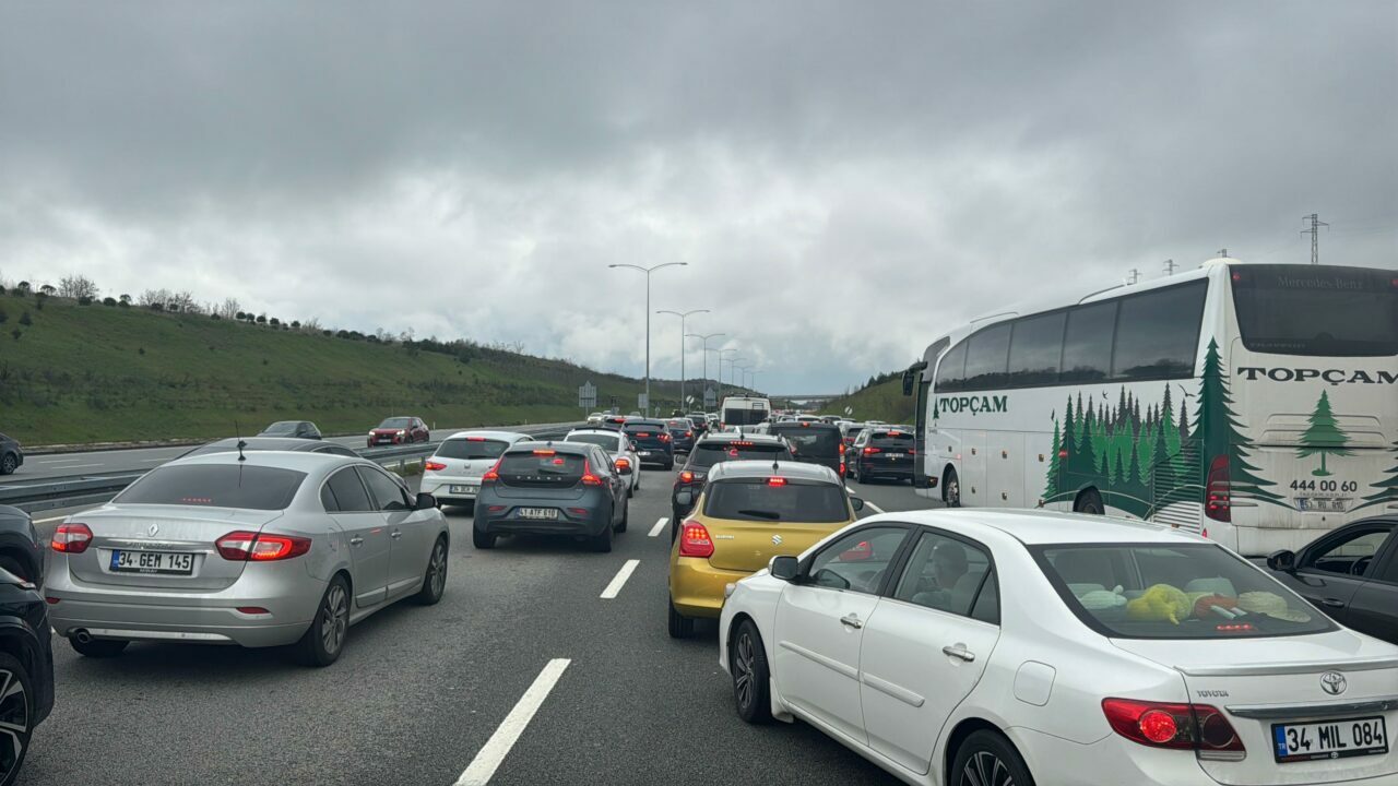 Bursa otobanında dönüş çilesi! Trafik durma noktasına geldi