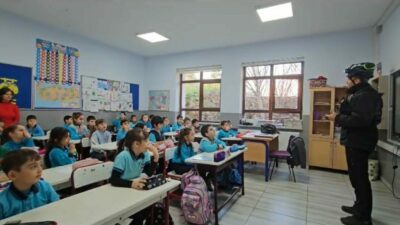 Bursa’da arama kurtarma köpeği Tipo, öğrencilerin gözdesi oldu