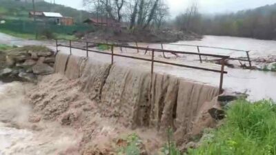 Bursa’nın Gemlik ilçesinde aşırı yağışlar sebebiyle taşan dere yüzünden yol