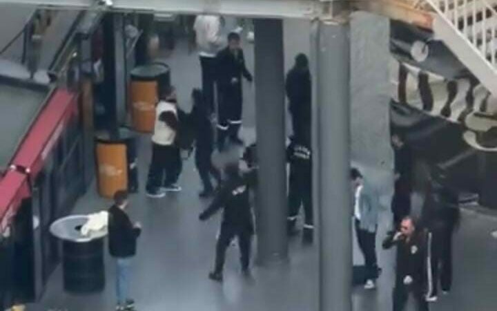 Bursa’da AVM’ kavgası: İki grup birbirine girdi Bursa’da AVM’ kavgası: İki grup birbirine girdi