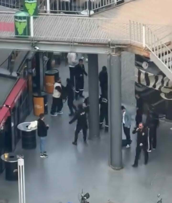 Bursa’da AVM’ kavgası: İki grup birbirine girdi