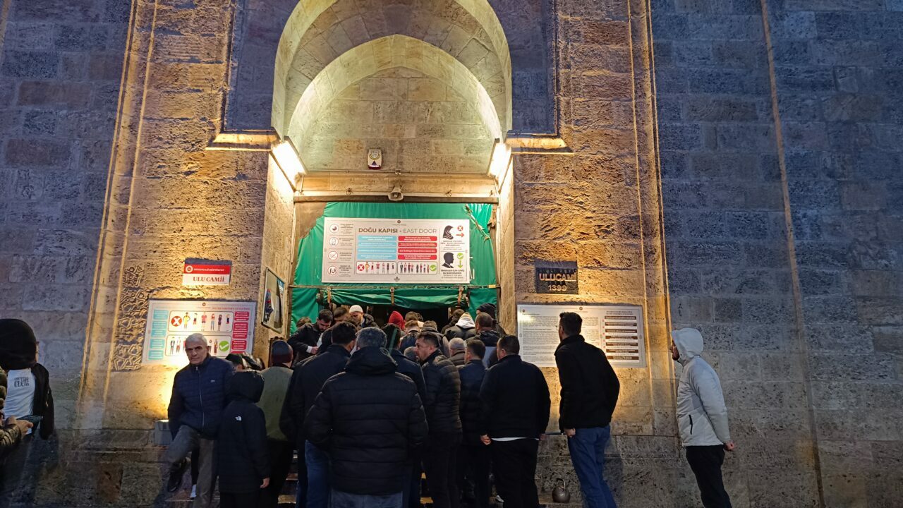 Bursa’da, bayram namazında yoğunluk: Ulu Camii doldu taştı!