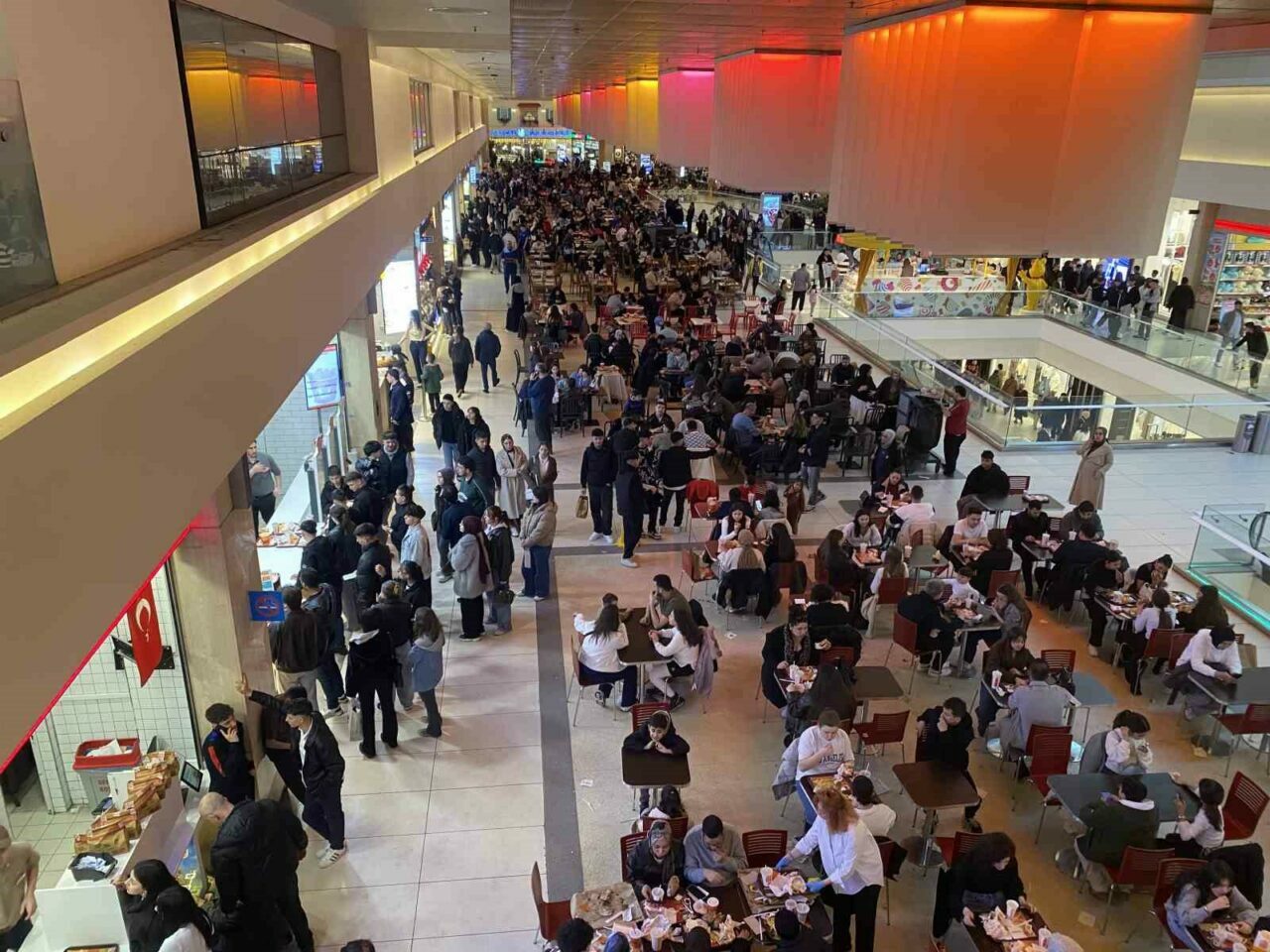 Bursa’da bayramın adresi AVM’ler oldu