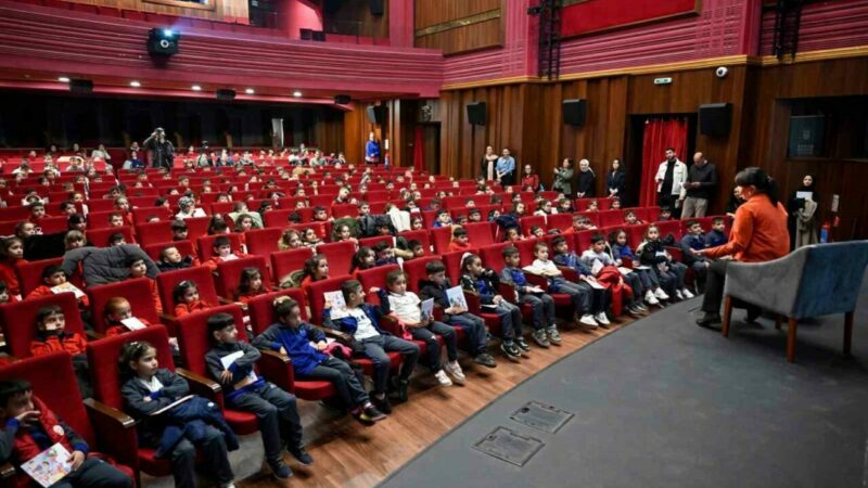 Bursa Büyükşehir Belediyesi’nin düzenlediği ‘Benim Bir Hikâyem Var’ söyleşinde çocuklarla
