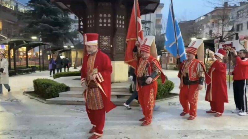 Bursa’da davetli oldukları iftara mehter takımı ile gittiler Bursa’da davetli oldukları iftara mehter takımı ile gittiler