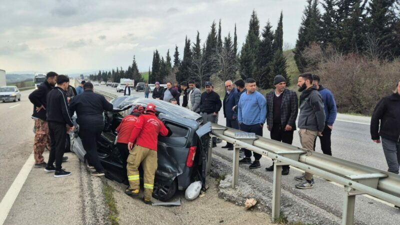 Bursa’da korkunç kaza! Yaralılar var Bursa'nın Mustafakemalpaşa ilçesinde refüje devrilen otomobildeki 5 kişi yaralandı.