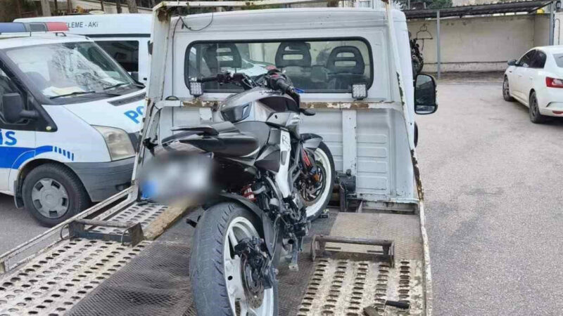 Bursa’da ‘dur’ ihtarına uymadı! 245 bin TL cezayı yedi Bursa’nın Mudanya ilçesinde polis ekiplerinin "dur" ihtarına uymayarak kaçan motosiklet