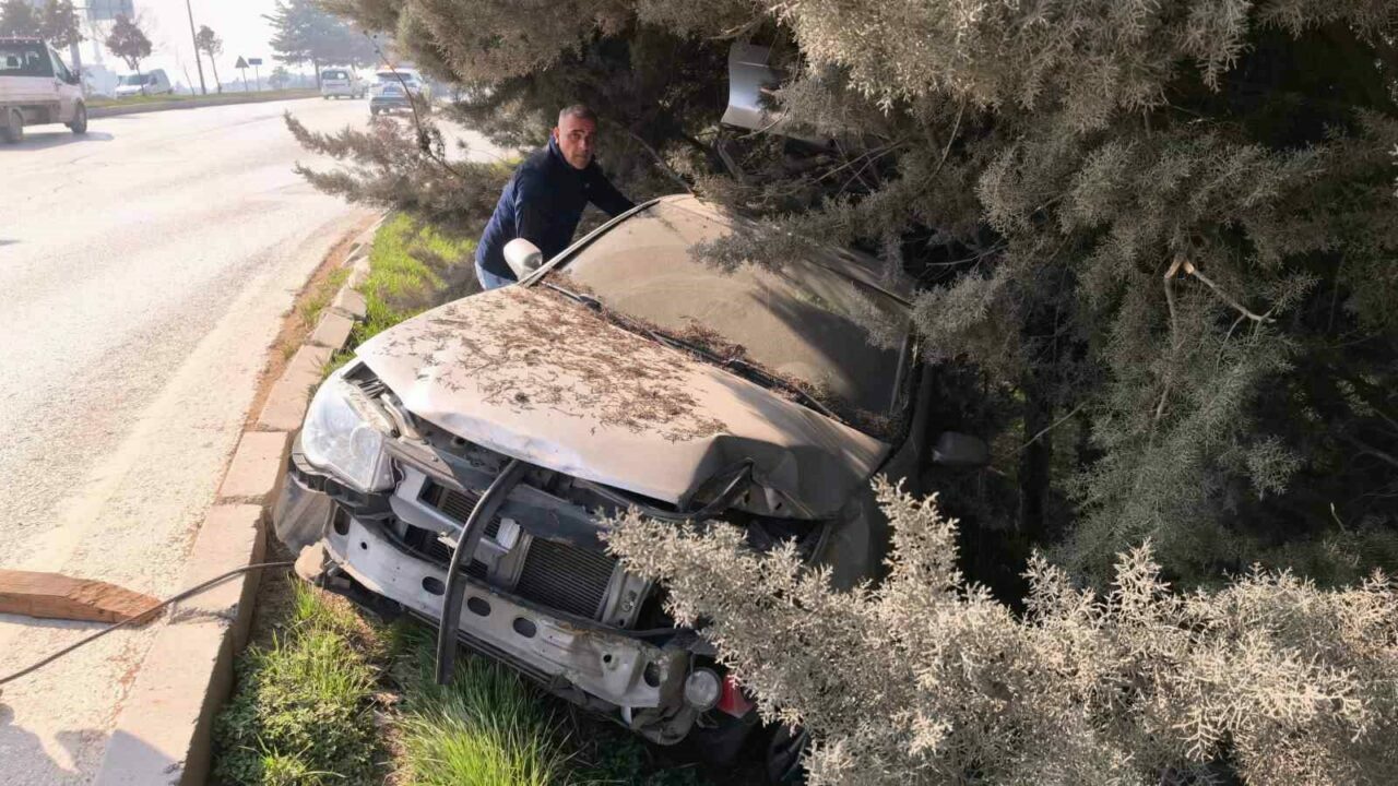 Bursa’da feci kaza: Ağaçlık alana uçtu Bursa’da feci kaza: Ağaçlık alana uçtu