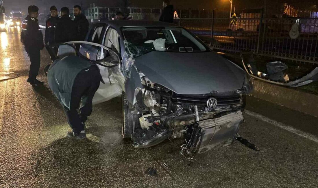 Bursa’nın İnegöl ilçesinde meydana gelen kazada kontrolden çıkan otomobil bariyerlere