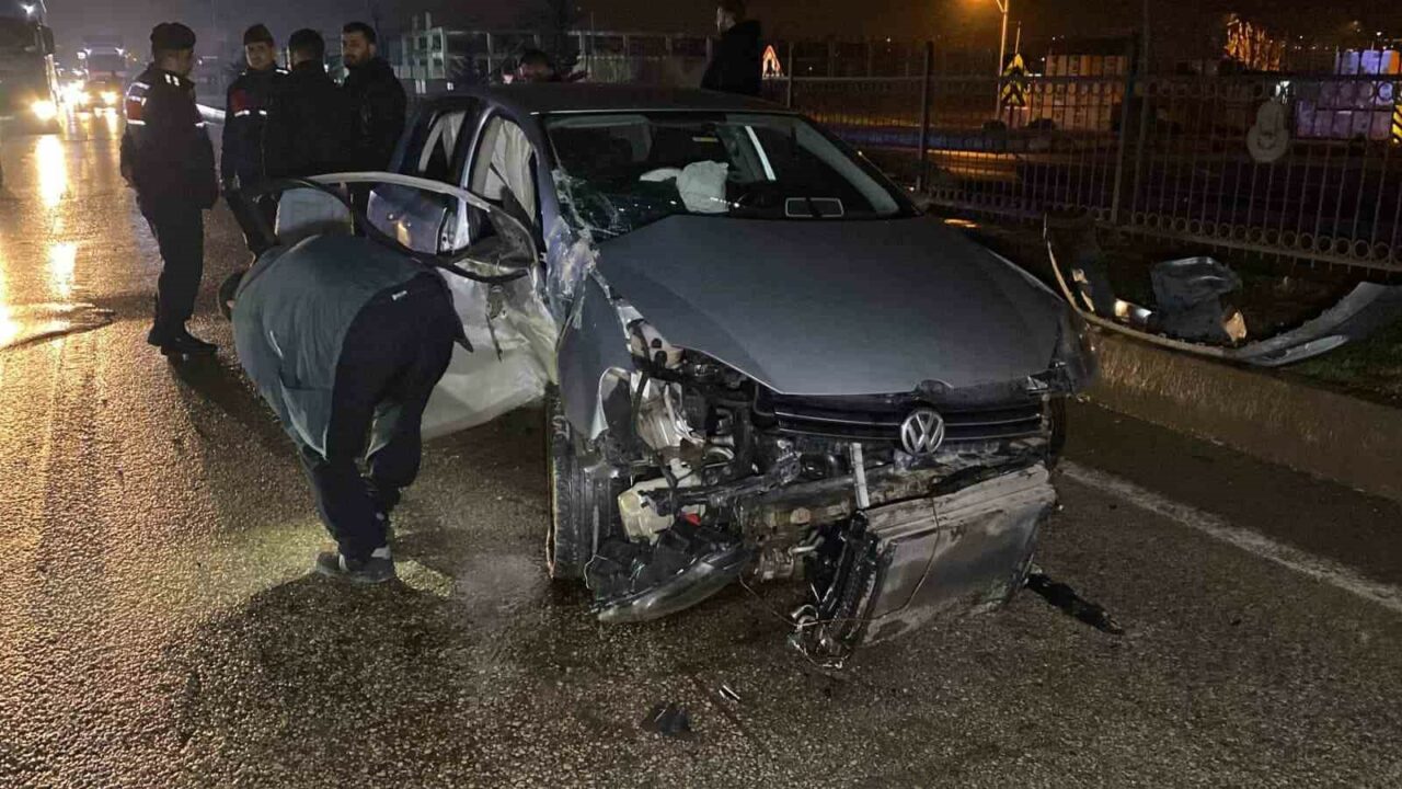 Bursa’nın İnegöl ilçesinde meydana gelen kazada kontrolden çıkan otomobil bariyerlere