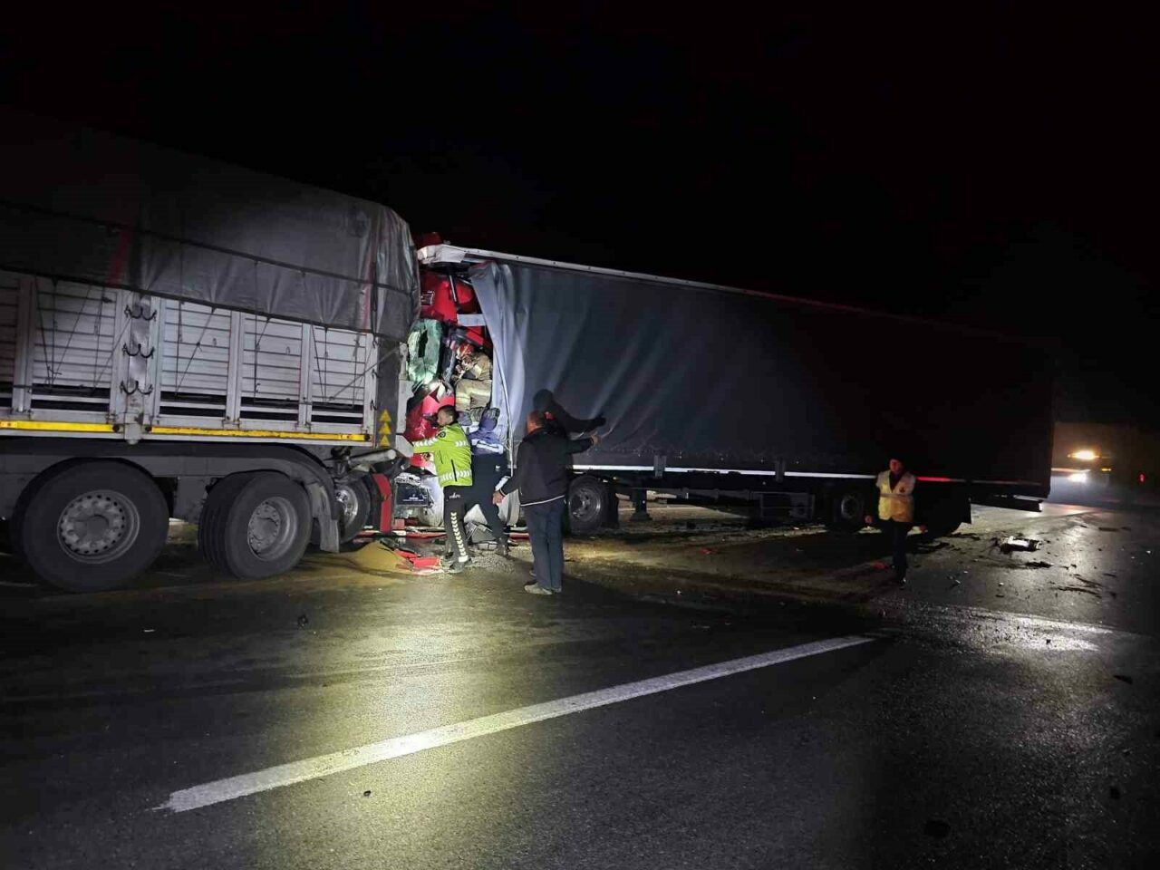 Bursa’da feci tır kazası! Hayatını kaybetti…