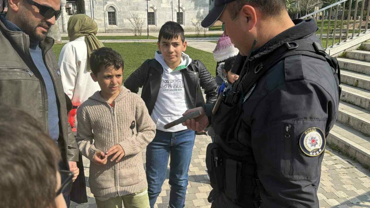 Bursa’da göl kıyısında oynayan çocuklar top mermisi buldu Bursa’da göl kıyısında oynayan çocuklar top mermisi buldu