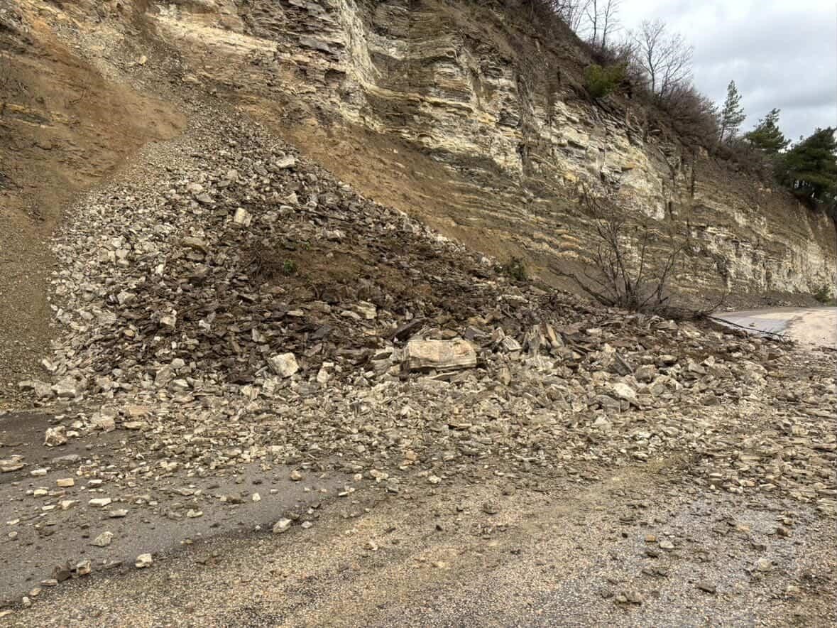 Bursa’da heyelan yolu kapattı: O anlar kamerada 1 bursada heyelan yolu kapatti o anlar kamerada 9bf88e19ba18
