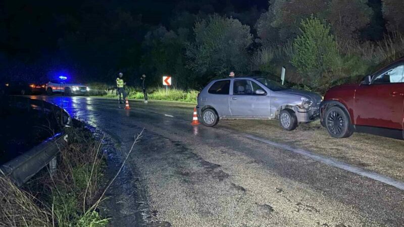 Bursa’da yağış kaza getirdi! Ölümden döndüler Bursa’da yağış nedeniyle kayganlaşan yolda iki otomobilin çarpıştığı kazada 1
