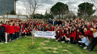 Bursa’da anlamlı etkinlik! Miniklerden 150 selvi fidanı…