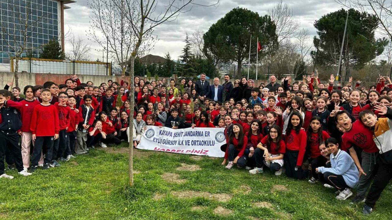 Bursa’da anlamlı etkinlik! Miniklerden 150 selvi fidanı… Bursa’da anlamlı etkinlik! Miniklerden 150 selvi fidanı…