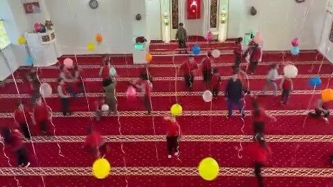 Bursa’da imam ve eşinden çocuklar için camide renkli süsleme