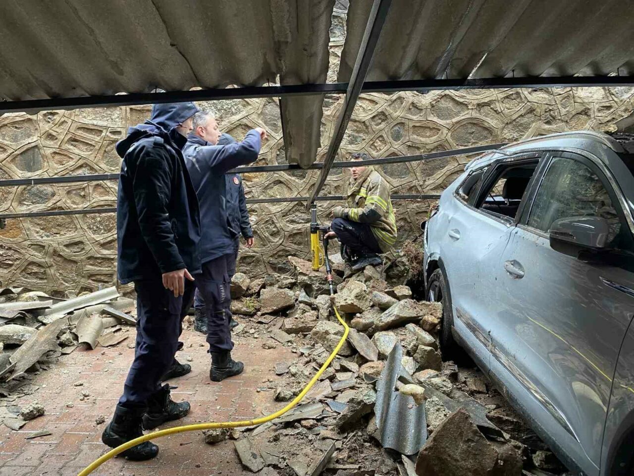 bursada istinat duvari coktu 3 luks otomobil zarar gordu 2cf419370498