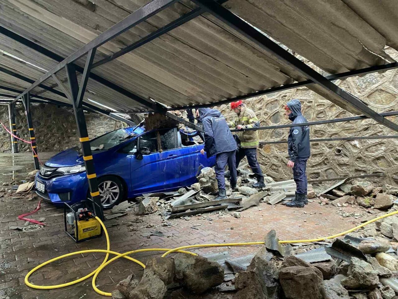 bursada istinat duvari coktu 3 luks otomobil zarar gordu 5d10b72a2129