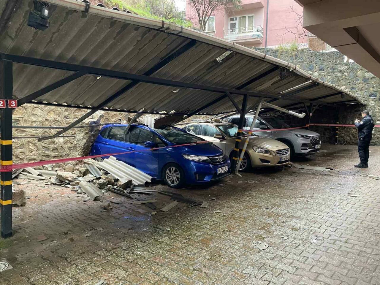bursada istinat duvari coktu 3 luks otomobil zarar gordu a1dbebefda06