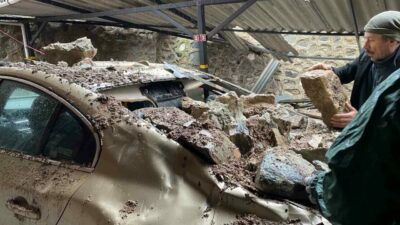 Bursa’da sağanak yağış sonrası Çekirge Mahallesi’nde bir apartmanın istinat duvarı