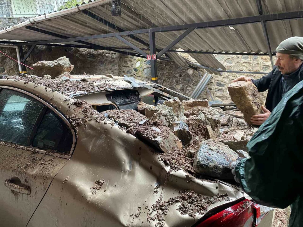 Bursa’da sağanak yağış sonrası Çekirge Mahallesi’nde bir apartmanın istinat duvarı