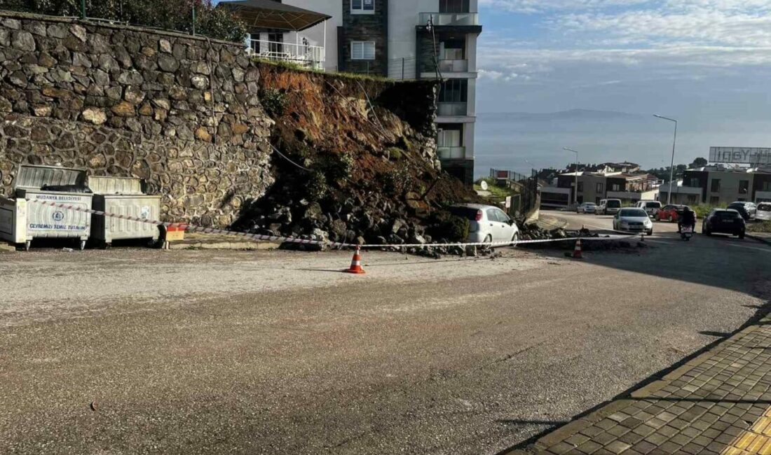 Mudanya’da gece saatlerinde yağışın etkisiyle istinat duvarı çöktü, park halindeki