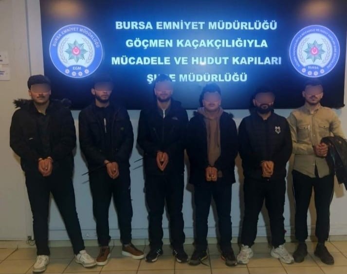 Bursa’da polis ekipleri tarafından düzensiz göçle mücadele kapsamında düzenlenen operasyonlarda