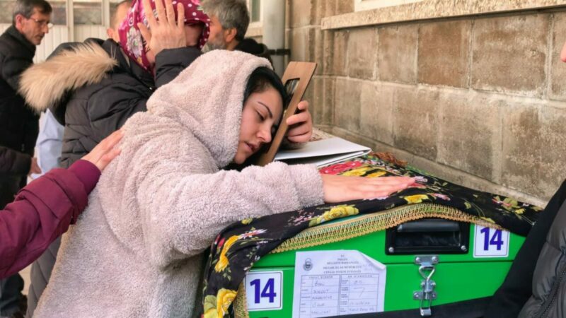 Bursa’da kahreden veda! Dedeleri bayram hediyesi alacakmış Bursa’nın İnegöl ilçesinde kaldırımda dedesi Piri Durgut (70) ve ağabeyi