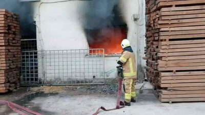 Bursa’da kereste deposunda yangın! Genç adam dehşeti yaşadı