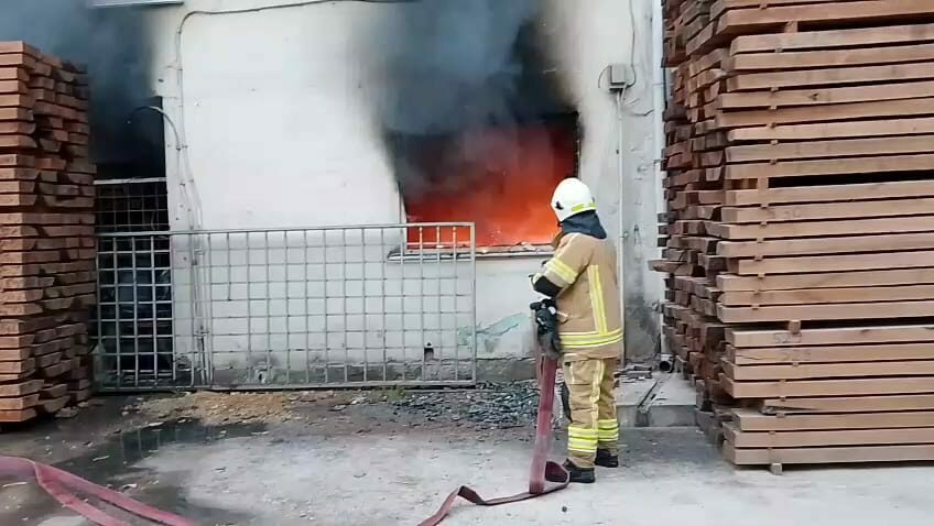 Bursa’da kereste deposunda yangın! Genç adam dehşeti yaşadı Bursa’da kereste deposunda yangın! Genç adam dehşeti yaşadı