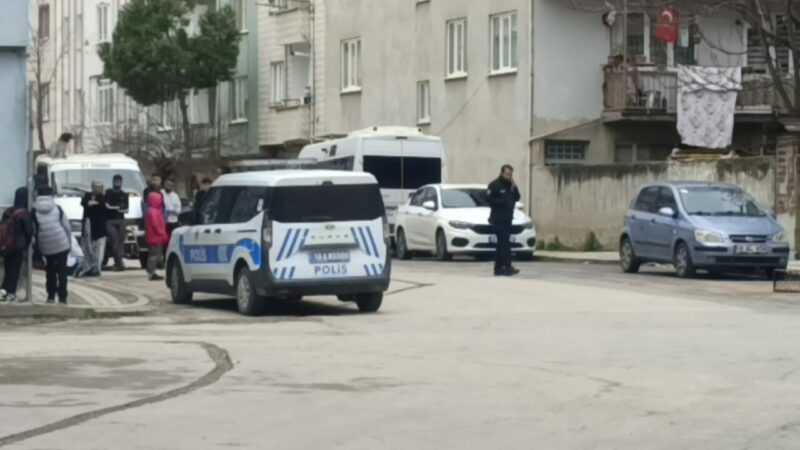 Bursa’da komşu kavgası Bursa’nın İnegöl ilçesinde komşular arasında çıkan kavgada biri bıçakla, diğeri