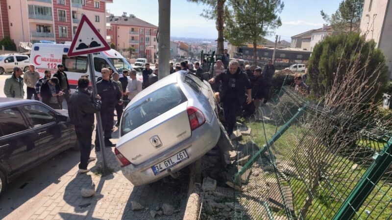 Bursa’da korkunç kaza! Dede ve torunlarını ezdi: Ölü ve yaralılar var Bursa'nın İnegöl ilçesinde, sürücüsünü el frenini çekmeyi unuttuğu otomobil, yokuş