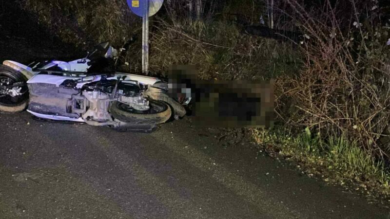 Bursa’nın İnegöl ilçesinde meydana gelen kazada kontrolden çıkan motosiklet devrildi,