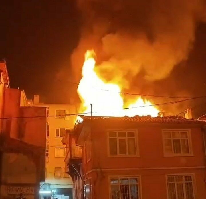 Bursa’da metruk bina alev alev yandı