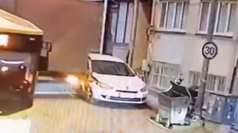 Bursa’da o anlar kamerada! Yol vermek isterken… Bursa’da o anlar kamerada! Yol vermek isterken…