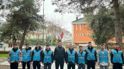 Bursa’da öğrencilerden şehit kabirlerine bayram temizliği