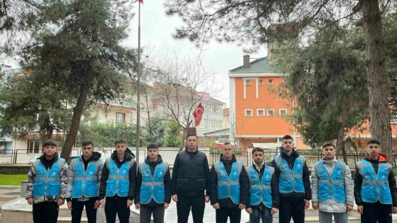 Bursa’da öğrencilerden şehit kabirlerine bayram temizliği