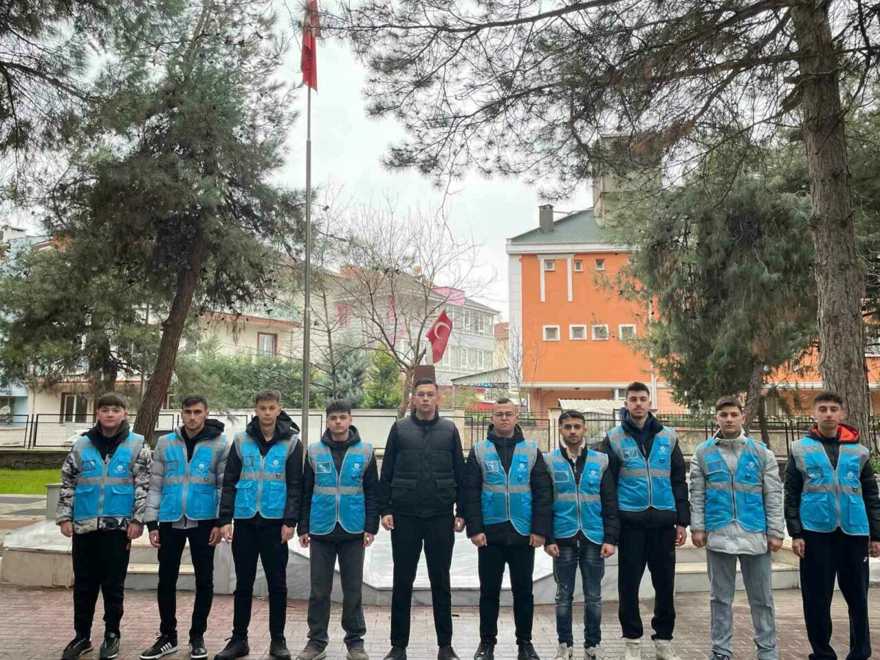 Bursa’da öğrencilerden şehit kabirlerine bayram temizliği