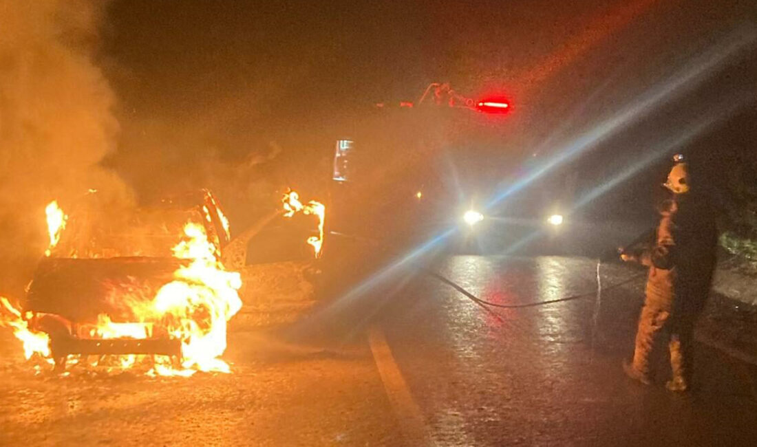 Burunca’nın İnegöl ilçesinde seyir halindeyken alev alan otomobil, kullanılamaz hale