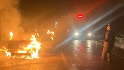 Burunca’nın İnegöl ilçesinde seyir halindeyken alev alan otomobil, kullanılamaz hale