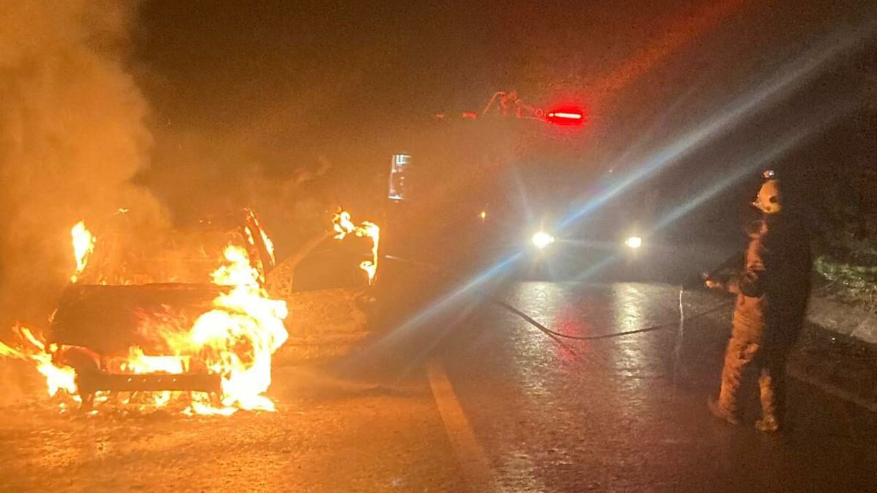 Burunca’nın İnegöl ilçesinde seyir halindeyken alev alan otomobil, kullanılamaz hale