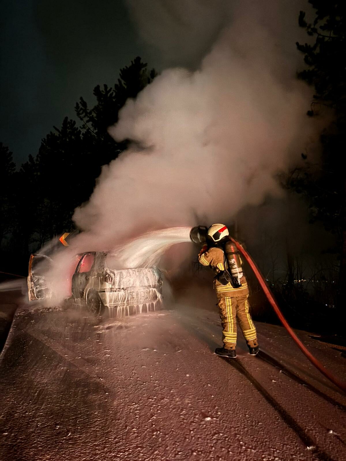 bursada otomobil alev topuna dondu b8c602263eb3