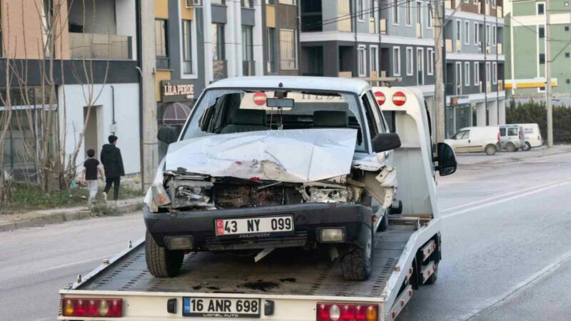 Bursa’da otomobil TIR’ın altına girdi